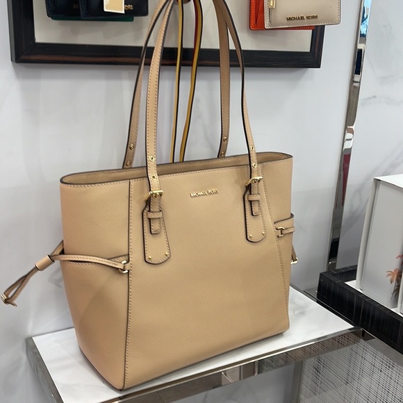 Michael Kors Voyager Small Saffiano Leather Tote Bag
30H1GV6T4T
NWT
OYSTER - Picture 2 of 16